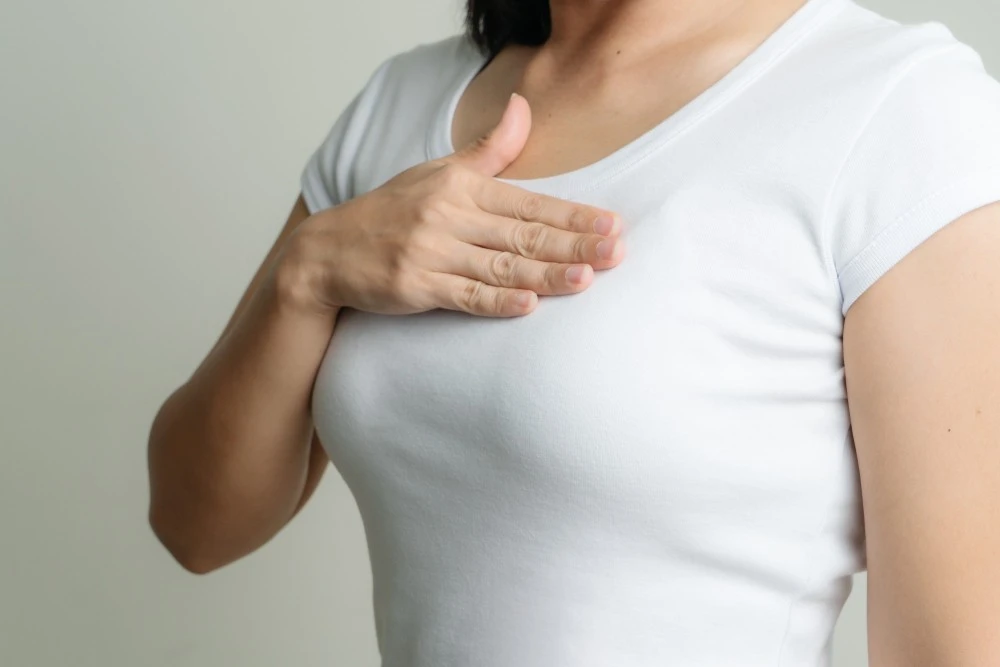 Benef&iacute;cios da mamoplastia redutora para a sa&uacute;de f&iacute;sica e emocional