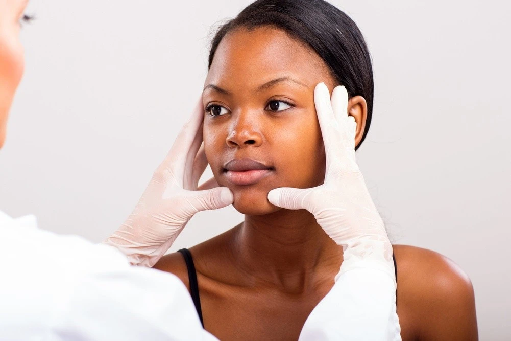 O lifting de face deixa o rosto esticado ou artificial?